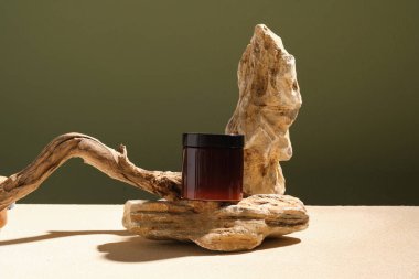 Üzerinde boş bir etiket kavanozu olan bir taş bloğu. Ağaç dalı ile düzenlenmiş. Güzellik ürünleri için markalaşma modeli, ambalaj tasarımı