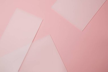 Açık pembe bir arkaplan karşısında, ürün veya ürün sunumu için boş alan ile çeşitli akrilik çarşaflar düzenlenir. Boşluğu kopyala