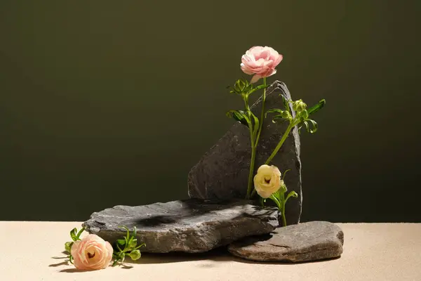 いくつかの石は ペルシャのバターカップの花で飾られた製品プレゼンテーションのための空のスペースで配置されています 自然なコンセプト — ストック写真