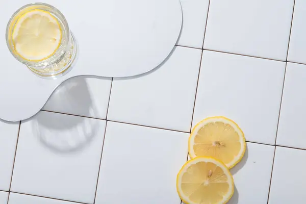 Geometric Mirror Glass Lemon Slice Placed White Mosaic Tiles Background — Stock Photo, Image