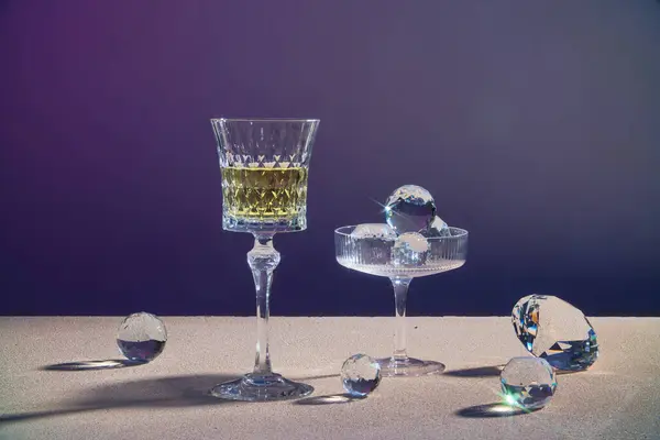 Бокал Шампанского Вино Желтый Напиток Отображается Бокалом Содержащим Алмазную Сферу — стоковое фото