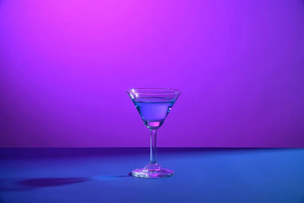 Бокал Мартини Наполненный Напитками Выделенный Градиент Фиолетовый Синий Алкогольный Напиток — стоковое фото