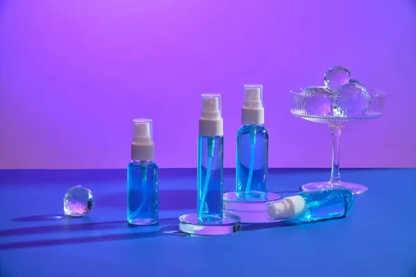Vários Frascos Spray Névoa Colocados Pódio Transparente Exibidos Com Vidro — Fotografia de Stock