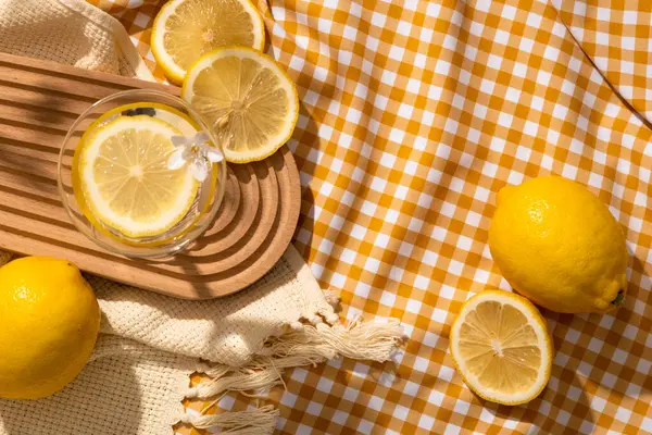 Glass Containing Lemon Slice White Flower Placed Wooden Tray Wool — Stock Photo, Image