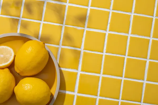 Prato Forma Redondo Limões Isolado Fundo Mosaicos Amarelos Com Sombra — Fotografia de Stock