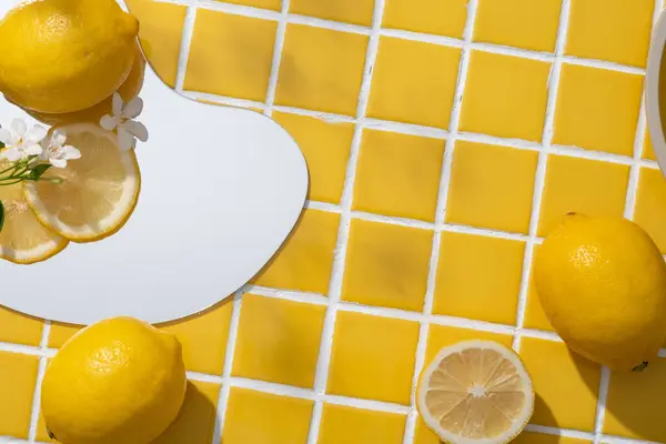 Geometric Mirror Lemon Slices Small White Flowers Displayed Blank Space — Stock Photo, Image
