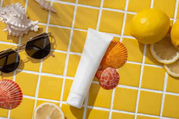 Limonlar Güneş Gözlükleri Renkli Deniz Kabuklarıyla Süslenmiş Markasız Bir Kozmetik — Stok fotoğraf