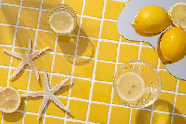 Lemon Placed Mirror Arranged Starfishes Two Glasses Containing Lemon Slices — Stock Photo, Image
