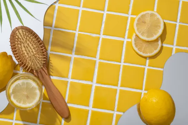 Wooden Brush Displayed Geometric Mirrors Lemon Slices Lemon Citrus Limon — Stock Photo, Image
