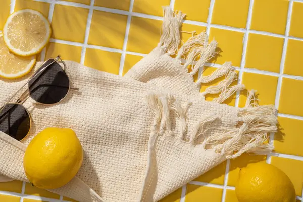 Lemon Slices Sunglasses Wool Scarf Arranged Yellow Mosaic Tiles Background — Stock Photo, Image