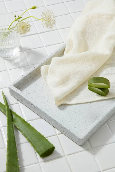 Tray Towel Aloe Vera Slices Placed Displayed Transparent Glass White — Stock Photo, Image