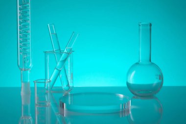 Yuvarlak şeffaf bir podyum içinde spiral boru, deney tüpleri ve düz tabanlı bir florans şişesi olan bir tüp sergileniyor. Ürününüzü göstermek için boşluk