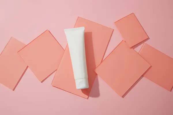Tubo Cosmetico Bianco Etichetta Vuota Posto Foglio Acrilico Rosa Forma — Foto Stock