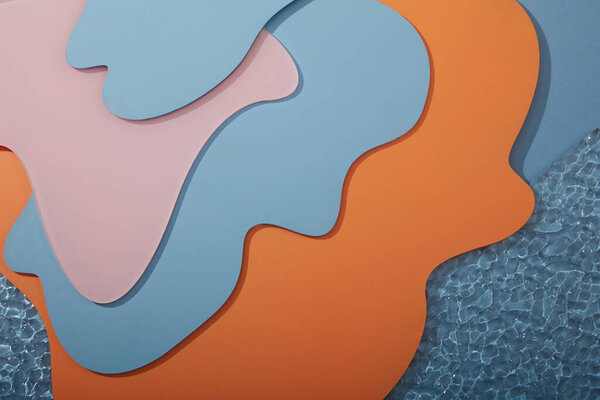 Красочные акриловые листы с изогнутыми линиями в качестве фона для продвижения продукции. Концепция натуральных, органических косметических продуктов. Плоский лежал