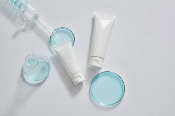 Two White Tubes Different Sizes Decorated Petri Dishes Containing Blue — Stock Photo, Image