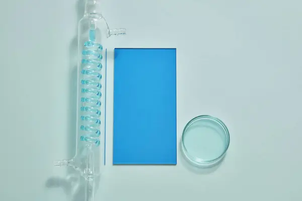 Een Leeg Blauw Plastic Bord Cosmetische Producten Tonen Versierd Met — Stockfoto