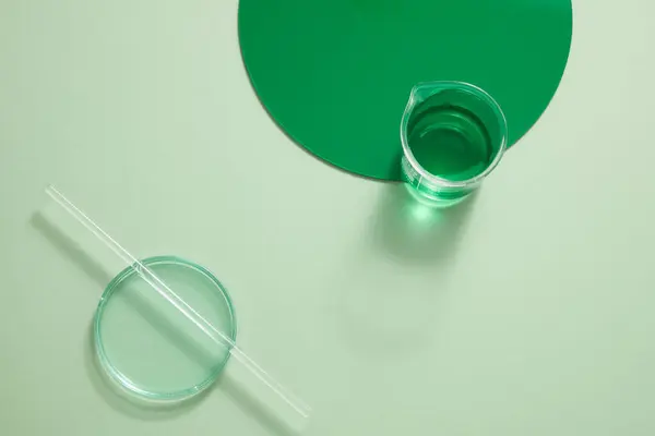 Een Bekerglas Met Groene Vloeistof Versierd Met Een Ronde Groene — Stockfoto