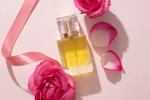 Transparente Glasflasche Mit Parfüm Und Rosenblättern Ätherisches Das Aus Der — Stockfoto