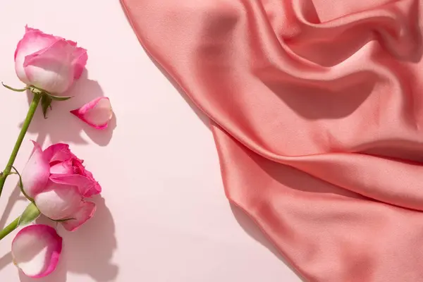 Rose Decorate Sfondo Bianco Con Lussuoso Tessuto Rosa Spazio Vuoto — Foto Stock