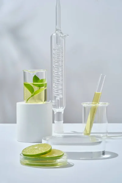 Glas Petriskål Som Innehåller Lime Skivor Runda Genomskinliga Podium Visas — Stockfoto