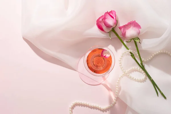 Verre Cocktail Rempli Liquide Extrait Rose Rosa Collier Perles Affiché — Photo