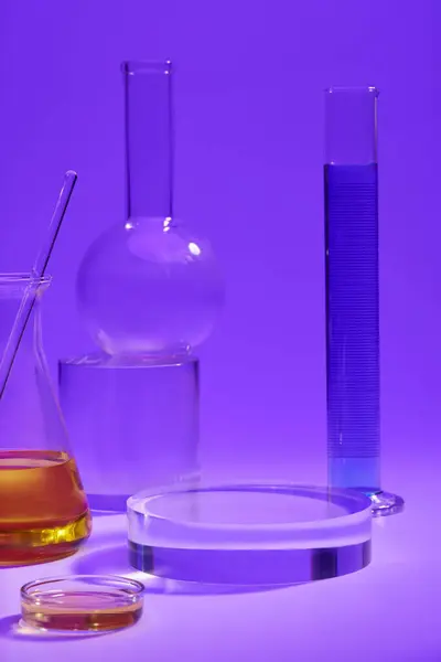 Cilindro Medição Fluido Azul Frasco Cónico Placa Petri Fluido Laranja — Fotografia de Stock