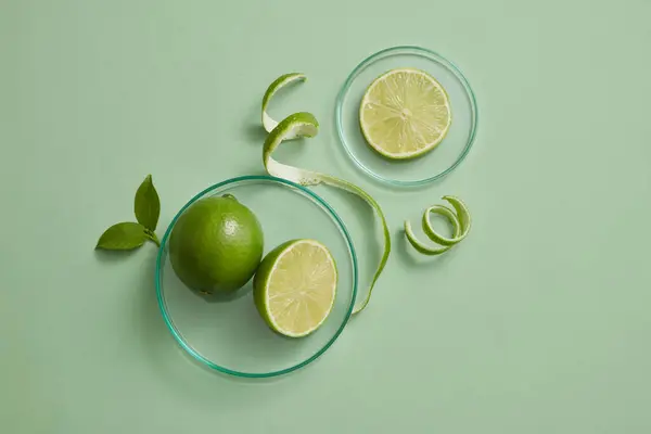 Glas Petriskålar Med Lime Skivor Placeras Dekorerade Med Skal Och — Stockfoto