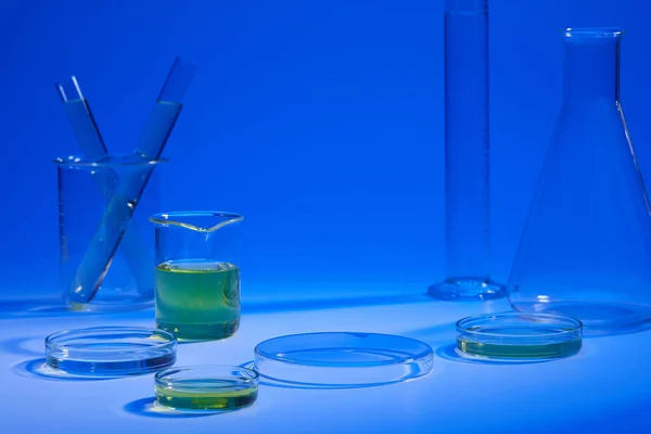 Piek Petrischaal Van Gele Vloeistof Met Ander Laboratoriumglaswerk Een Blauwe — Stockfoto