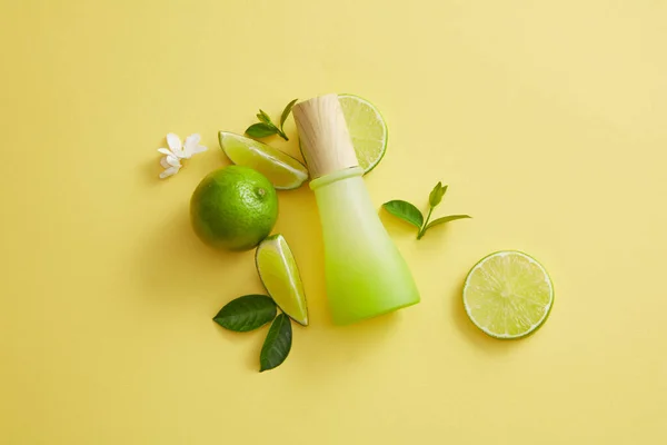 Sammansättning Gradient Burk Blad Blommor Och Lime Skivor Lime Citrus — Stockfoto