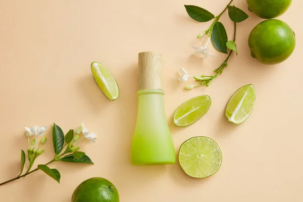 带有Limes和Lime切片的花分枝与一个没有标签的罐子一起显示 的柠檬酸会逐渐褪色和褪色 — 图库照片
