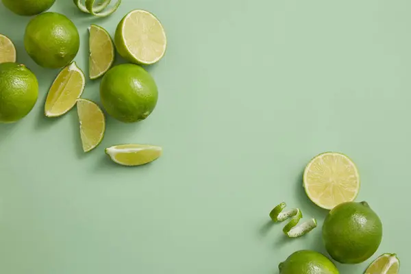 Pastel Background Lime Slices Peels Arranged Corners Blank Space Display — Stock Photo, Image