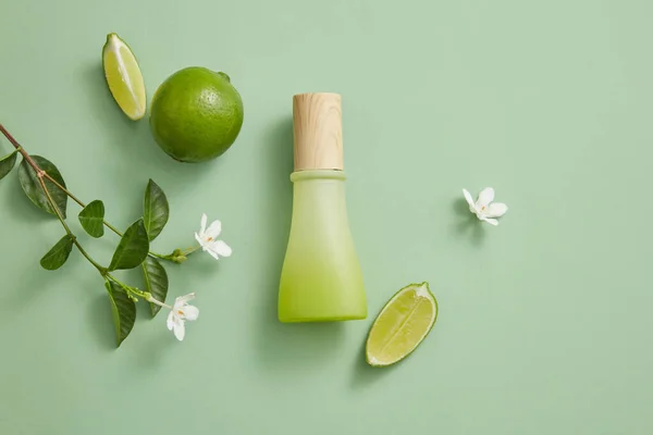 라벨이없는 그라디언트 녹색과 항아리로 Lime Citrus Aurantiifolia 유기농 제품에 화장품 — 스톡 사진