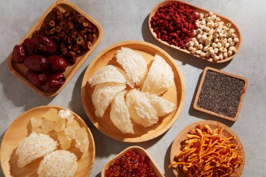 Kurutulmuş goji üzümleri, nilüfer tohumları, chia çekirdekleri, cordyceps ve diğer otlarla sergilenen yenilebilir bir kuş yuvası. Bitkiler ve kuş yuvasının çok fazla besin değeri vardır.