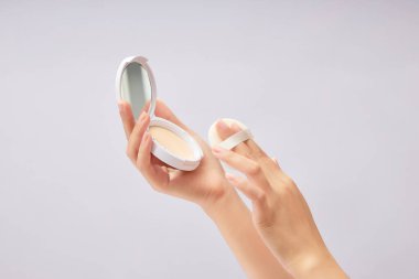 Beyaz bir arka plan üzerinde makyaj pudrası olan pudra. Markalaşma ve paketleme sunumu için model