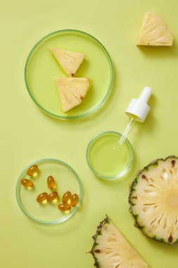 Ananastan özle dolu cam petri kabı ve birkaç vitamin ilacı, sergilenen bir damlatıcı. Ananas (Ananas comosus) bromelin ve C vitamini bakımından zengindir.