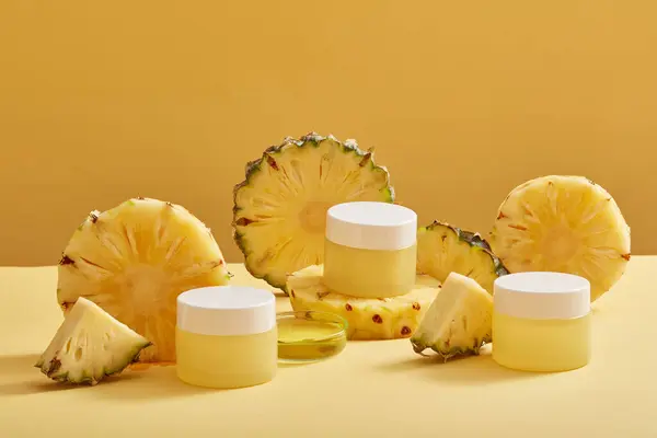 Drei Gläser Mit Leerem Etikett Und Eine Petrischale Mit Ananasessenz — Stockfoto