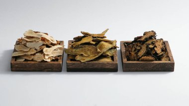 Üç tahta tepside Bai Zhu, Rhubarb kökü ve rhizome ve Szechuan Lovage Rhizome vardı. Sağlık geliştirmek için şifalı bitkiler, geleneksel tıpta çok faydalı.