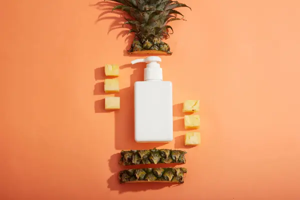 在粉刷的背景上用菠萝片装饰着一个白色的抽水机 没有品牌的嘲讽 Ananas Comosus 中的抗坏血酸实际上帮助褪色疤痕和黑斑 — 图库照片