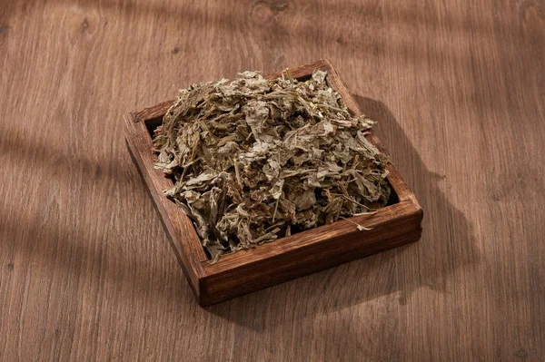 Drewniane Naczynie Dziurawca Wyświetlane Mugwort Artemisia Vulgaris Jest Promowana Problemy — Zdjęcie stockowe