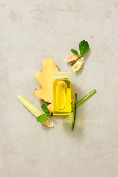 Minimalist Bir Arkaplanda Zencefil Limon Otundan Elde Edilen Gerekli Yağı — Stok fotoğraf