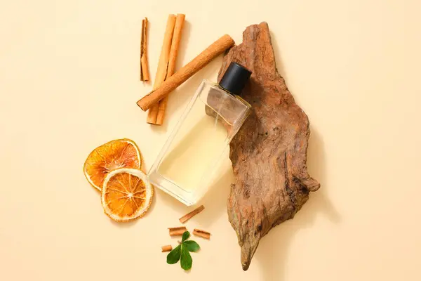 Una Botella Transparente Llena Aceite Esencial Extraído Canela Cinnamomum Rebanada —  Fotos de Stock