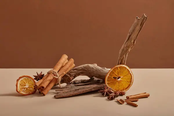 Rebanadas Naranja Seca Palitos Canela Anís Estrellado Muestran Con Una —  Fotos de Stock