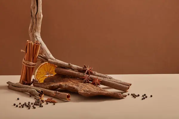 シナモンスティック 乾燥オレンジのスライス スターアニーズの束を持ついくつかの木の枝 多くの唐辛子が散らばった 有機ハーブコンセプト — ストック写真