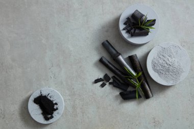 Üzerinde siyah kömür ve barut olan beyaz halka podyumlar.