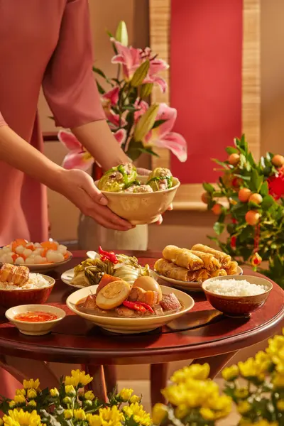 Tet Banquet Hand Model Holding Bowl Soup Flowers Kumquat Tree — Stock Photo, Image