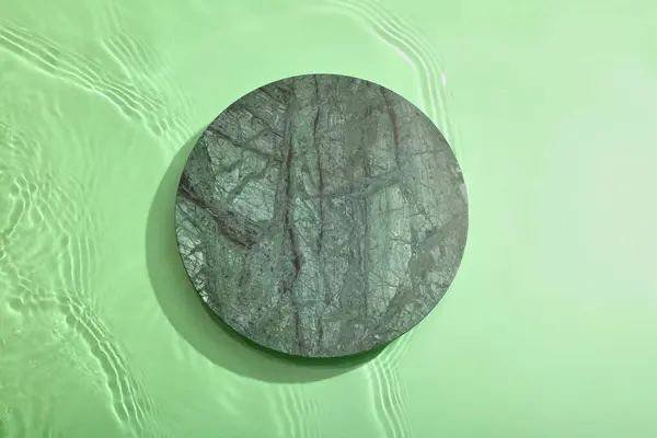 Пустой Каменный Подиум Прозрачной Прозрачной Зеленой Водной Текстуре Брызгами Волнами — стоковое фото
