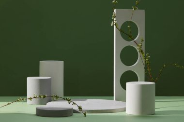 Yeşil arkaplan içeriğiyle üç boyutlu beyaz podyum. Ön görünüm