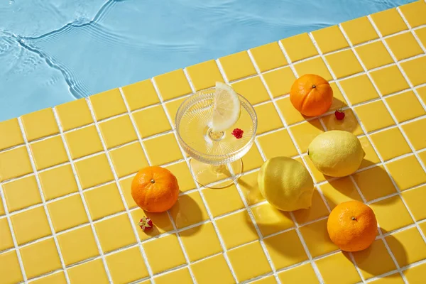 Sarı Mozaik Zemin Üzerinde Biraz Limon Portakal Olan Bir Bardak — Stok fotoğraf