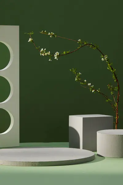 緑の背景に白い表彰台のフロントビュー — ストック写真