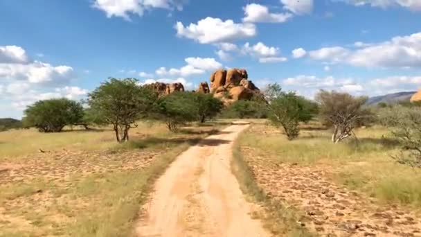 Erongo Dağlarının Namibya Nın Afrika Nın Etkileyici Kayalarına Doğru Bozkırlardan — Stok video